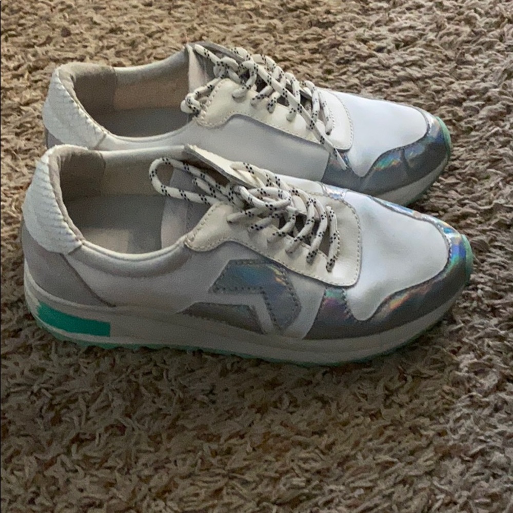 Dolce Vita Sneaker. Size 8.5